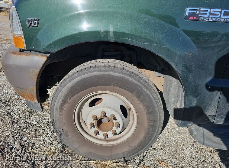 image for item DS5713 2003 Ford F350 Super Duty XL  flatbed pickup truck