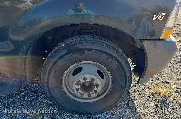 image for item DS5713 2003 Ford F350 Super Duty XL  flatbed pickup truck