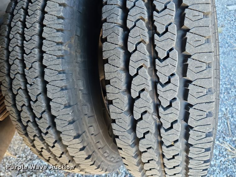 image for item DS5713 2003 Ford F350 Super Duty XL  flatbed pickup truck