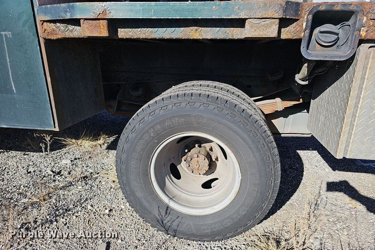 image for item DS5713 2003 Ford F350 Super Duty XL  flatbed pickup truck