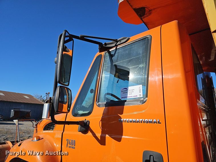 image for item DS5714 2007 International 7400  dump truck