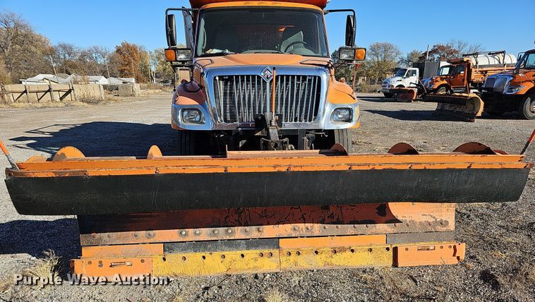 image for item DS5714 2007 International 7400  dump truck