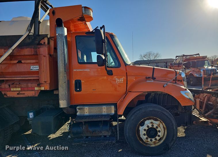 image for item DS5715 2007 International 7400  dump truck