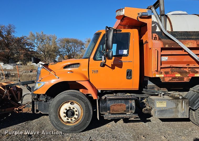 image for item DS5715 2007 International 7400  dump truck