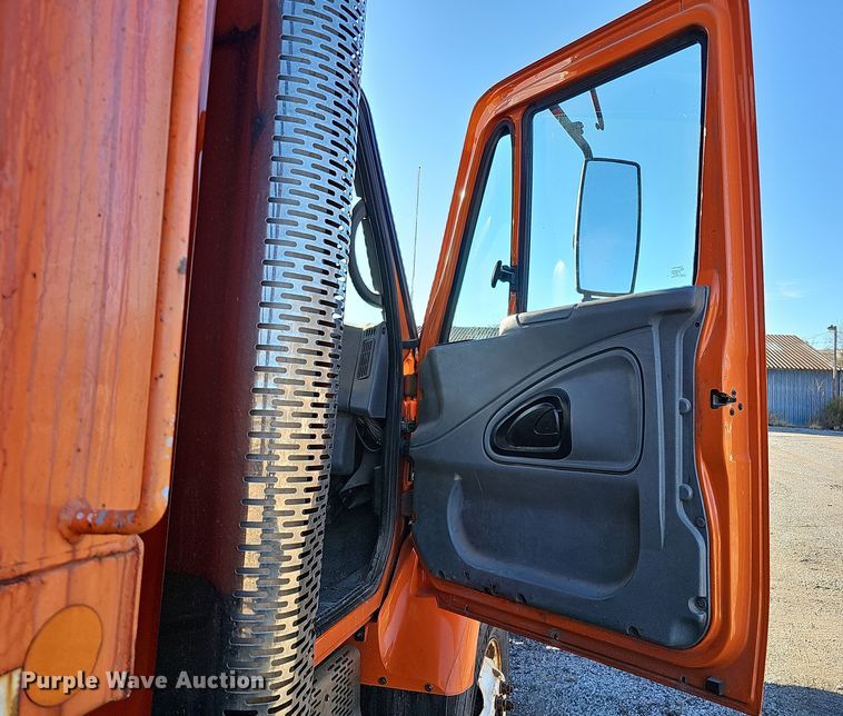 image for item DS5715 2007 International 7400  dump truck