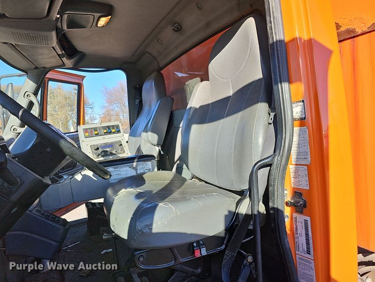 image for item DS5715 2007 International 7400  dump truck