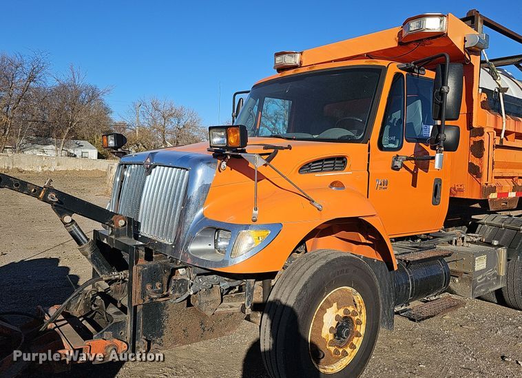 image for item DS5716 2007 International 7400  dump truck