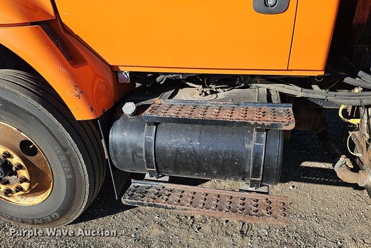 image for item DS5716 2007 International 7400  dump truck