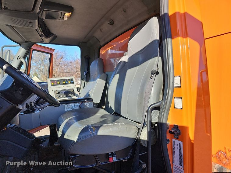 image for item DS5716 2007 International 7400  dump truck