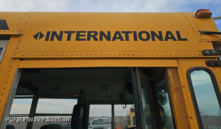 image for item DS5727 2001 International 3000  bus