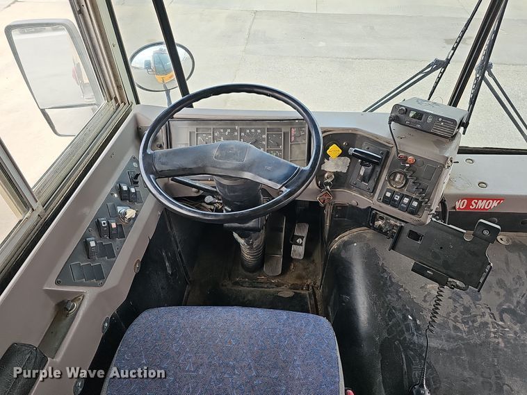 image for item DS5727 2001 International 3000  bus