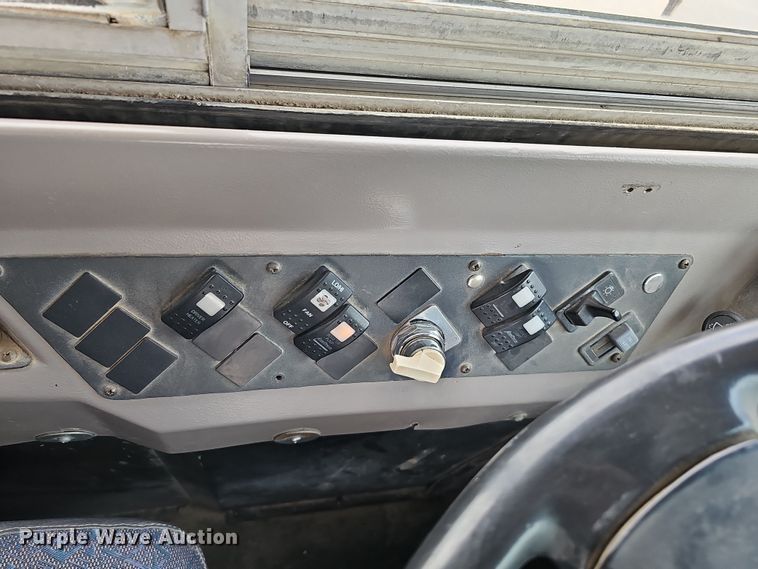 image for item DS5727 2001 International 3000  bus