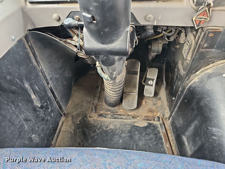 image for item DS5727 2001 International 3000  bus