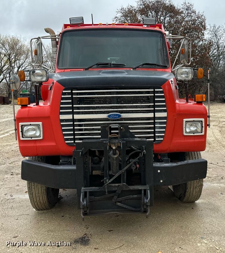 image for item GG9924 1995 Ford L8000  dump truck