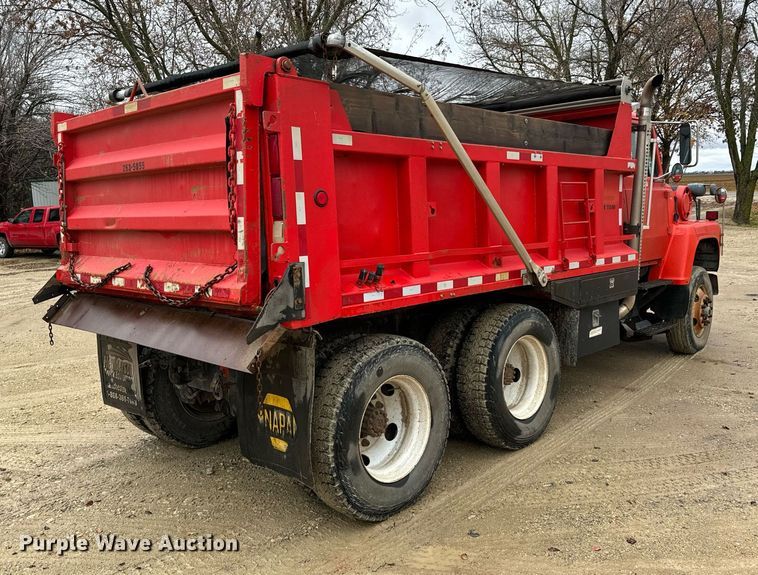 image for item GG9924 1995 Ford L8000  dump truck