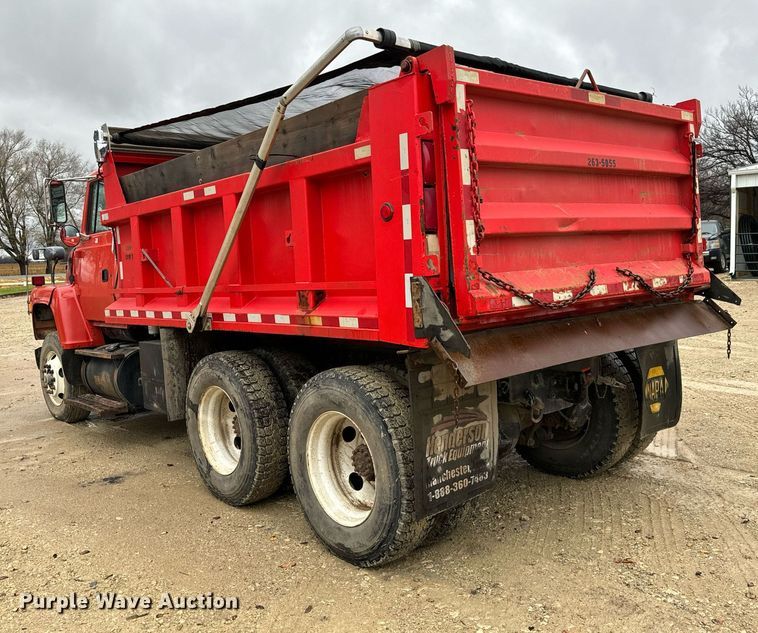 image for item GG9924 1995 Ford L8000  dump truck