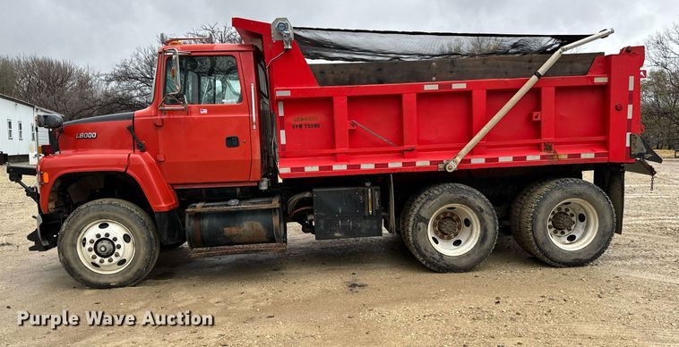 image for item GG9924 1995 Ford L8000  dump truck