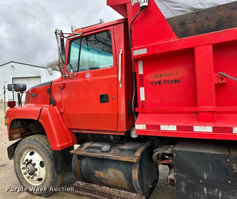 image for item GG9924 1995 Ford L8000  dump truck