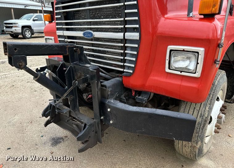 image for item GG9924 1995 Ford L8000  dump truck