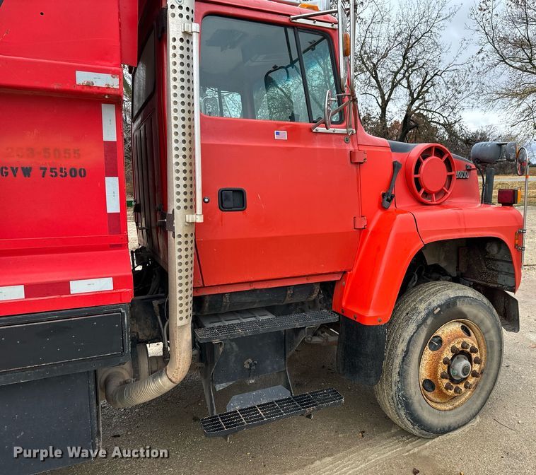 image for item GG9924 1995 Ford L8000  dump truck
