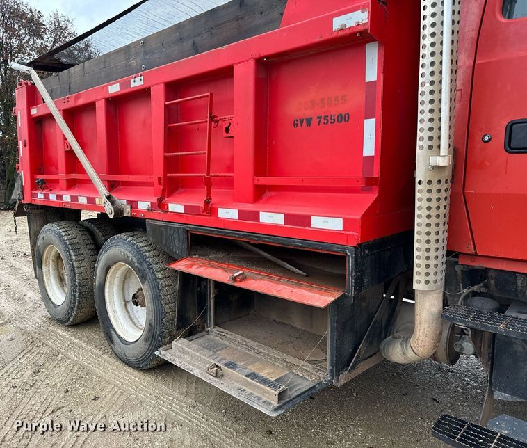 image for item GG9924 1995 Ford L8000  dump truck