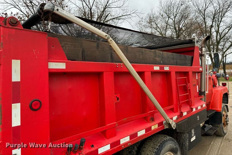 image for item GG9924 1995 Ford L8000  dump truck