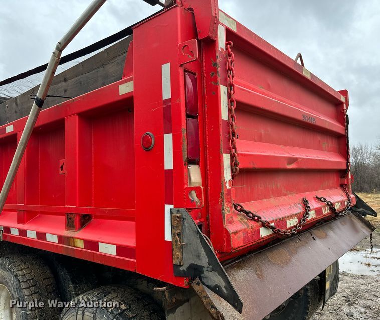 image for item GG9924 1995 Ford L8000  dump truck