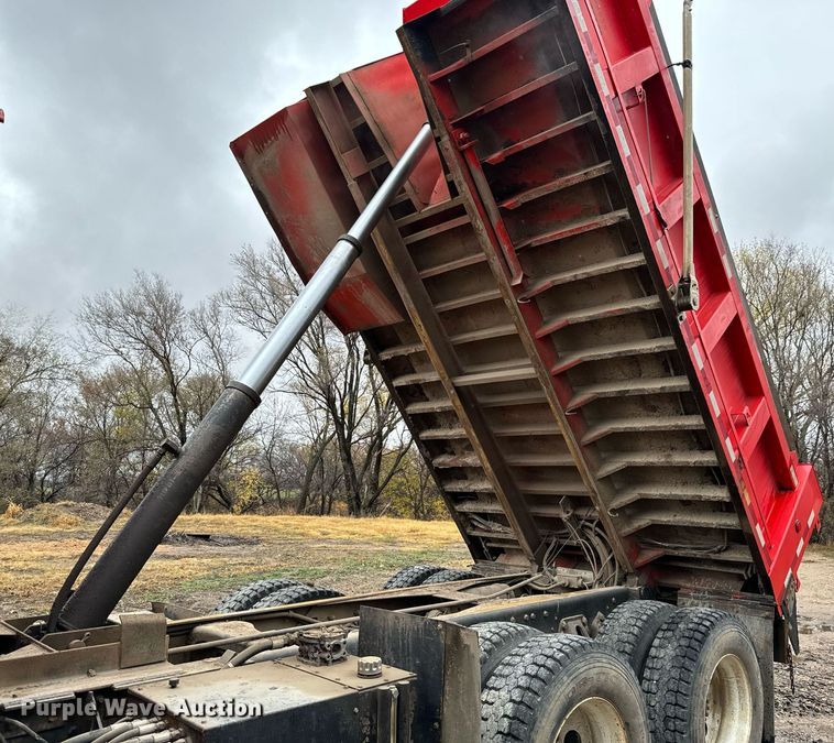 image for item GG9924 1995 Ford L8000  dump truck