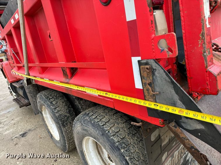 image for item GG9924 1995 Ford L8000  dump truck