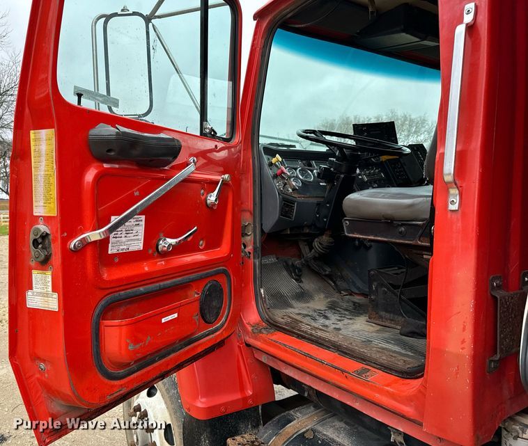 image for item GG9924 1995 Ford L8000  dump truck