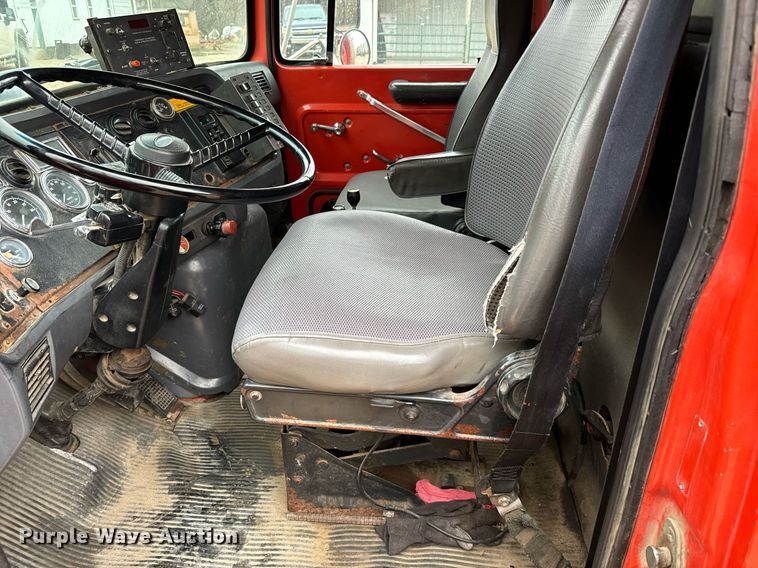 image for item GG9924 1995 Ford L8000  dump truck