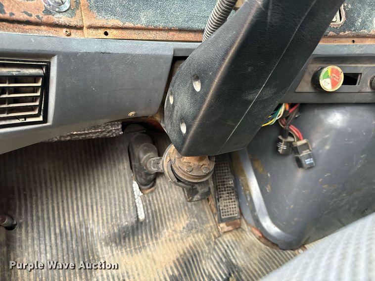 image for item GG9924 1995 Ford L8000  dump truck