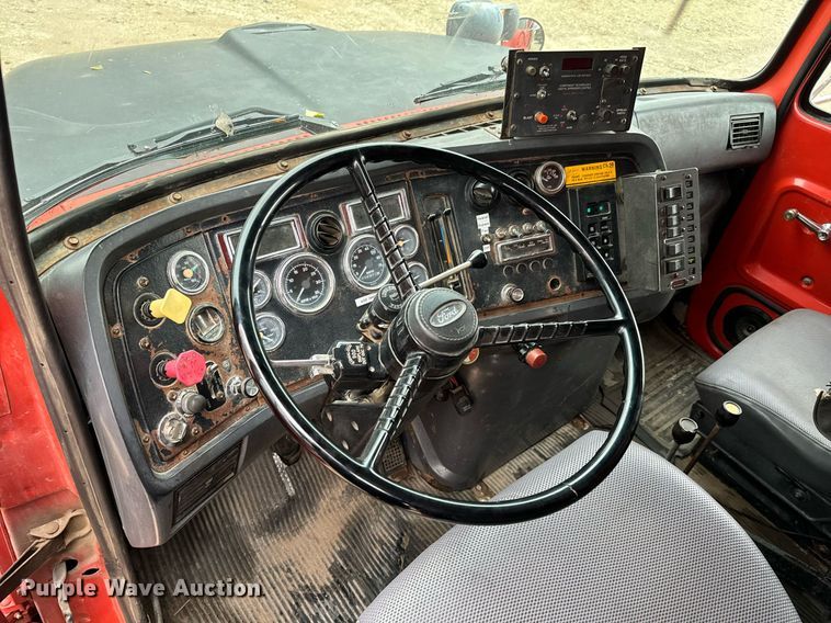 image for item GG9924 1995 Ford L8000  dump truck