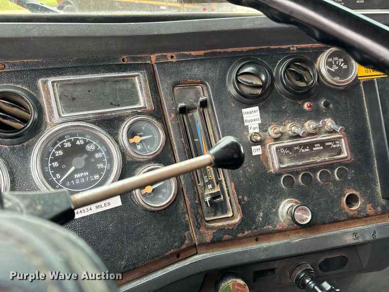 image for item GG9924 1995 Ford L8000  dump truck