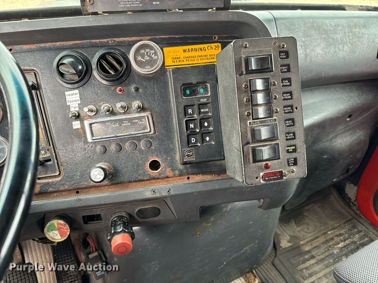 image for item GG9924 1995 Ford L8000  dump truck