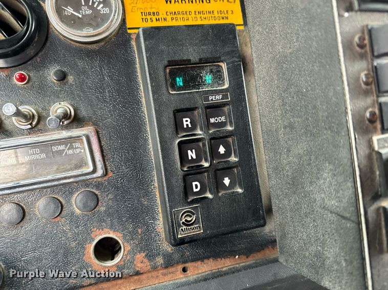 image for item GG9924 1995 Ford L8000  dump truck