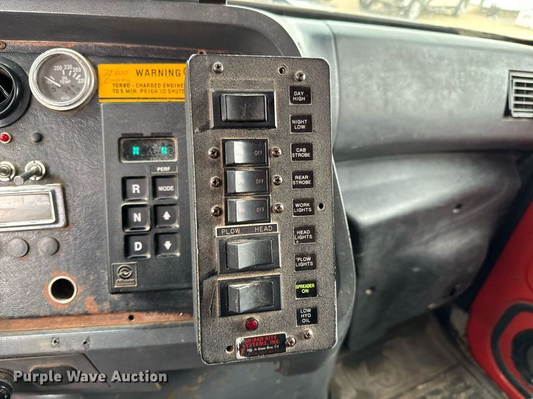 image for item GG9924 1995 Ford L8000  dump truck