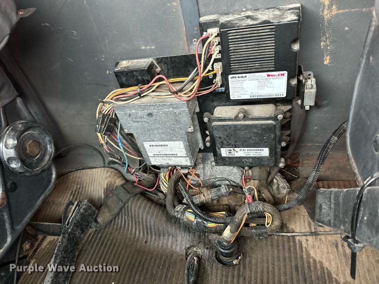 image for item GG9924 1995 Ford L8000  dump truck