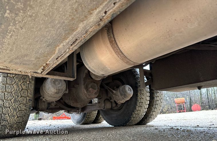 image for item GG9924 1995 Ford L8000  dump truck