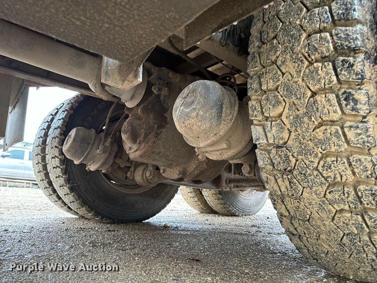 image for item GG9924 1995 Ford L8000  dump truck