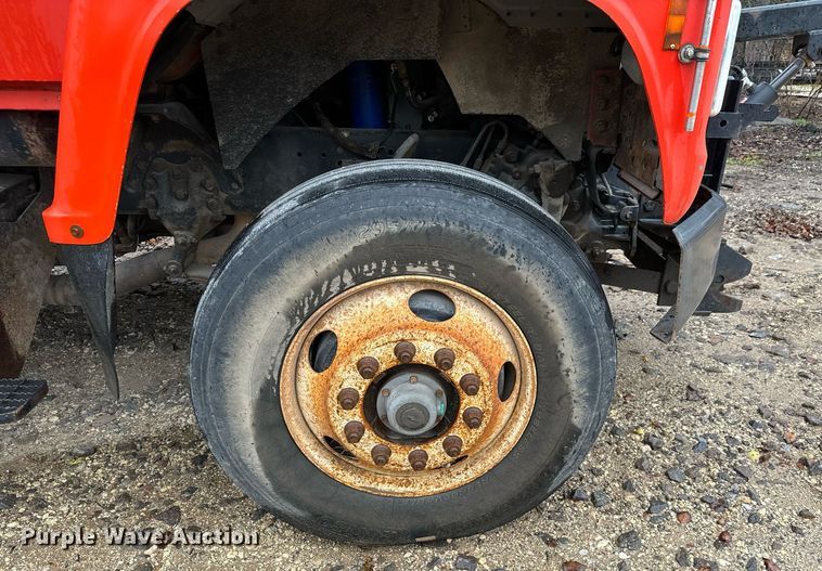 image for item GG9924 1995 Ford L8000  dump truck