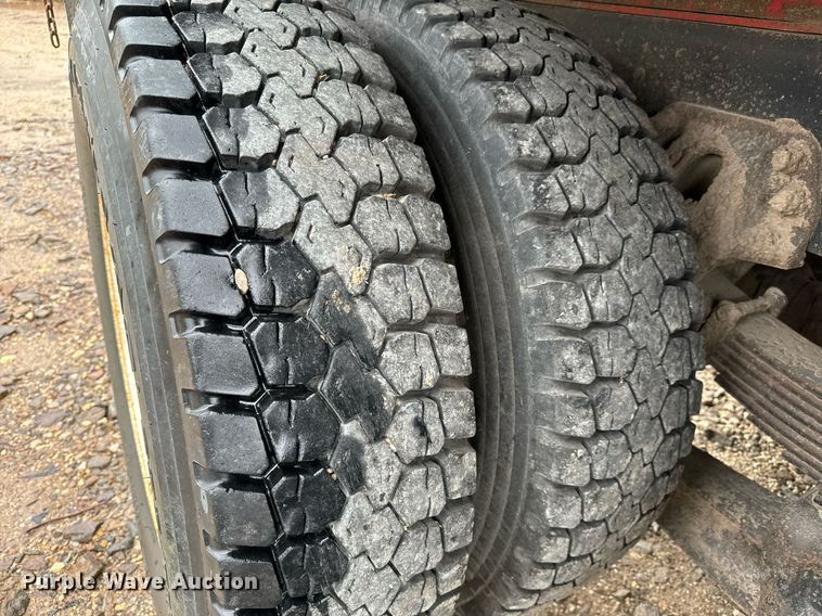 image for item GG9924 1995 Ford L8000  dump truck