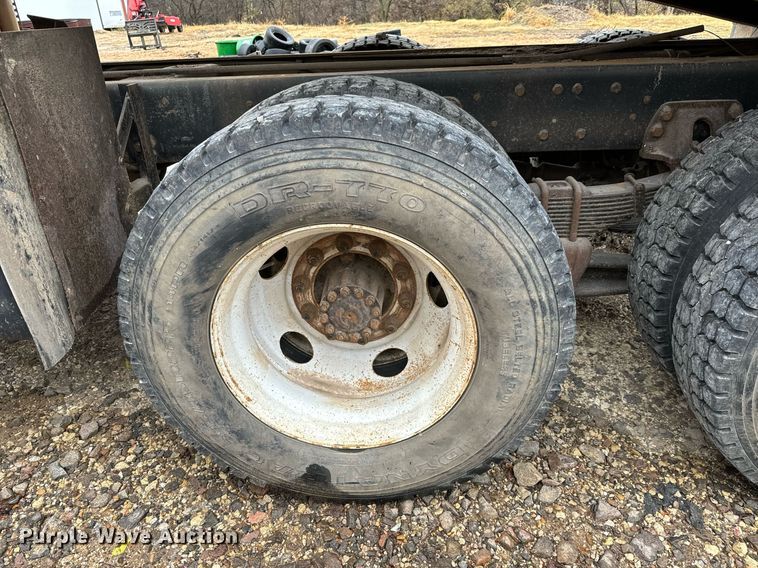 image for item GG9924 1995 Ford L8000  dump truck