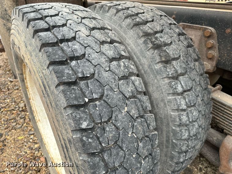 image for item GG9924 1995 Ford L8000  dump truck