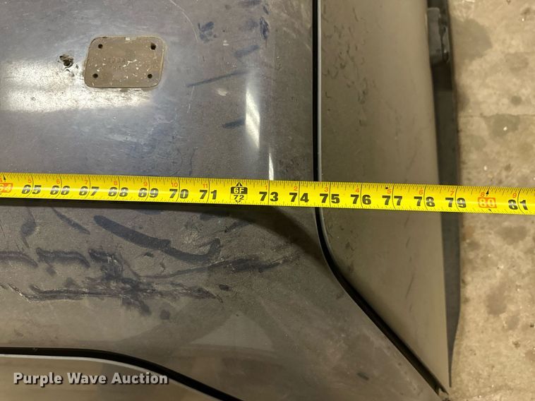 image for item IU9141 Pickup truck bed cover