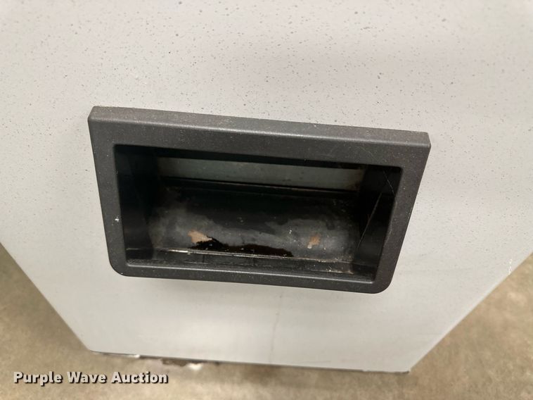 image for item IU9186 (2) vending machines