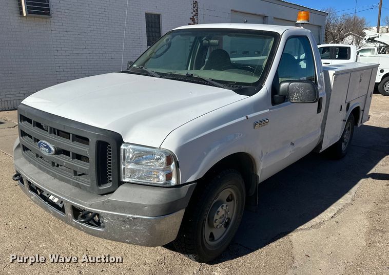 image for item IU9187 2005 Ford F250 Super Duty  utility bed pickup truck