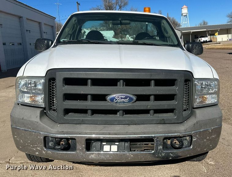 image for item IU9187 2005 Ford F250 Super Duty  utility bed pickup truck