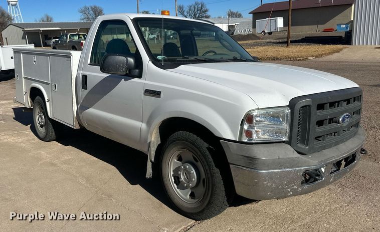 image for item IU9187 2005 Ford F250 Super Duty  utility bed pickup truck