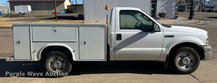 image for item IU9187 2005 Ford F250 Super Duty  utility bed pickup truck